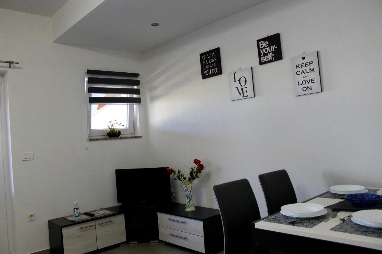 Apartmani Mladenka マリンスカ エクステリア 写真