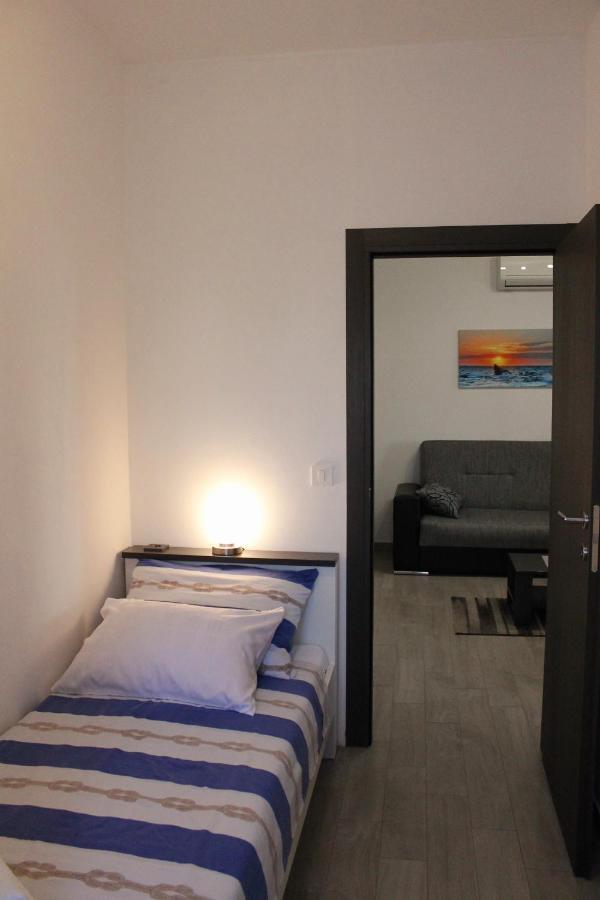 Apartmani Mladenka マリンスカ エクステリア 写真