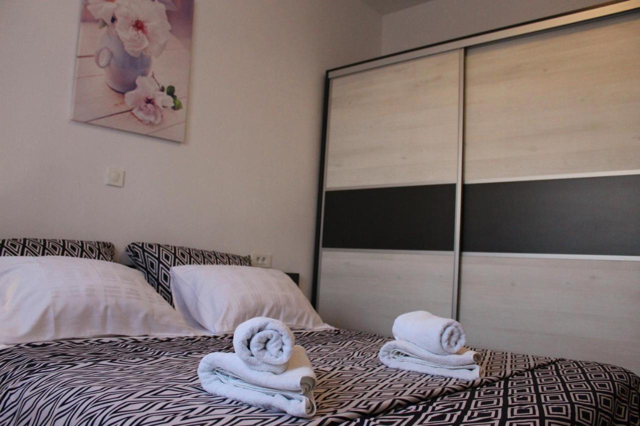 Apartmani Mladenka マリンスカ エクステリア 写真